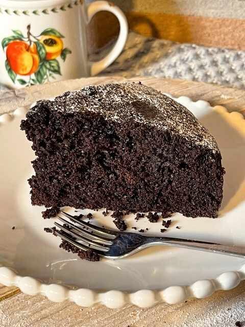 fetta torta all’acqua al cacao su piatto