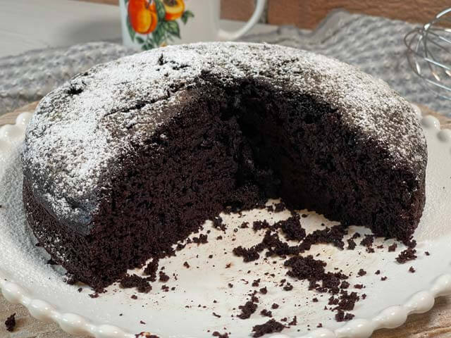 torta all'acqua al cacao soffice, morbida e umida all'interno