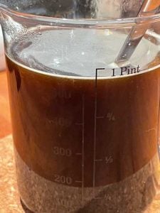 ingredienti liquidi della ricetta della torta all'acqua al cacao