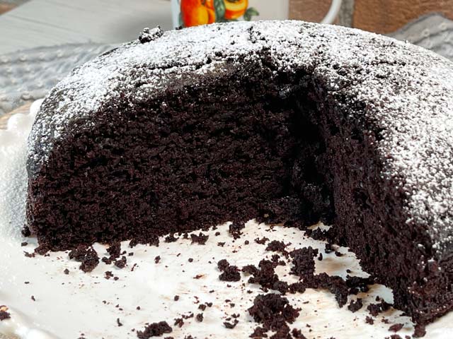 torta all'acqua al cacao alta e soffice decorata con zucchero a velo