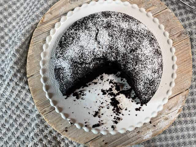 torta all'acqua al cacao pronta da servire