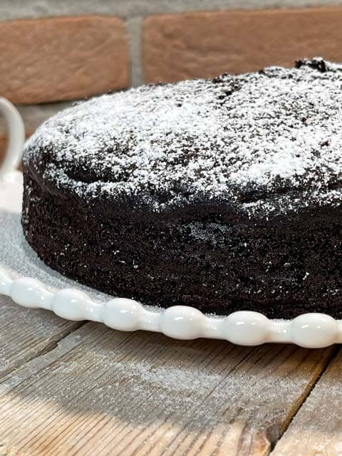 torta all'acqua e cacao spolverizzata di zucchero a velo