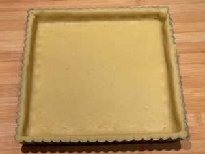 fondo di pasta frolla della crostata amaretti e marmellata