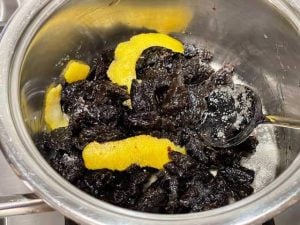 prugne secche per la crostata amaretti e marmellata