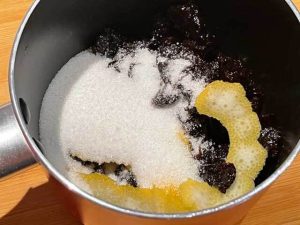 ingredienti nel pentolino per la crostata amaretti e marmellata