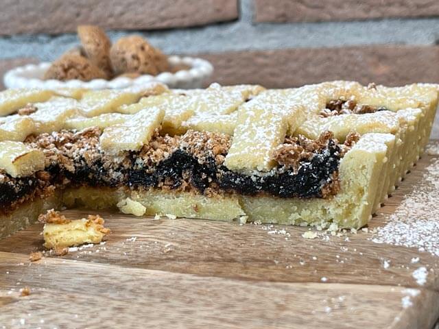 interno della crostata di amaretti e marmellata morbida e friabile