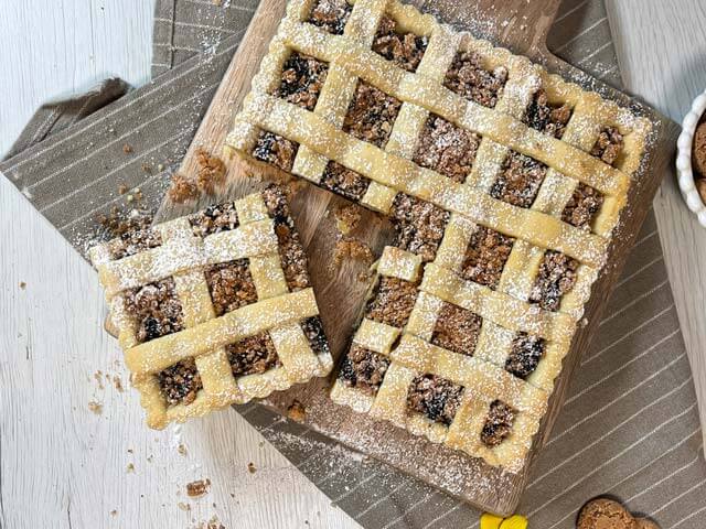 crostata amaretti e marmellata spolverata di zucchero a velo