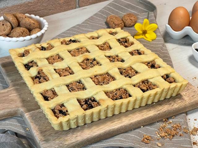 crostata marmellata e amaretti pronta da decorare