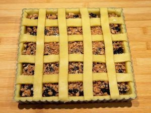 losanghe intrecciate sulla crostata amaretti e marmellata