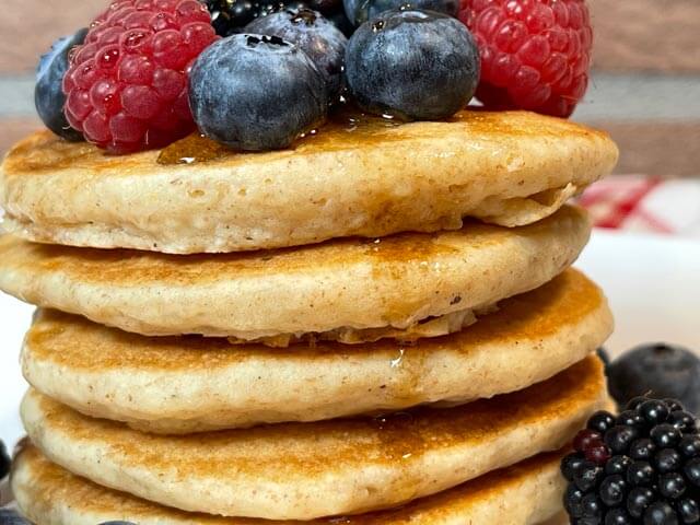pancake vegani alti, morbidi e soffici perfetti per colazione