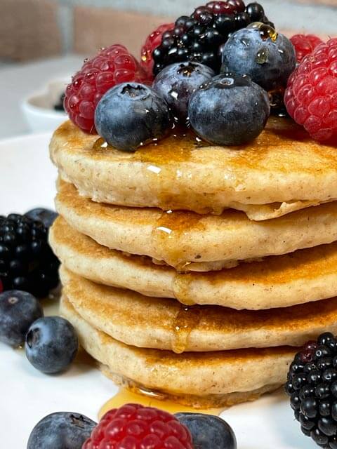 pancake vegani con sciroppo d'acero e frutta fresca