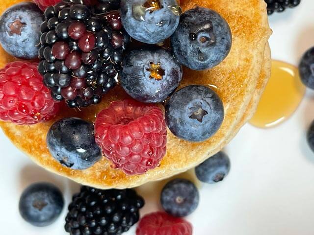topping di frutta fresca per accompagnare i pancake vegani