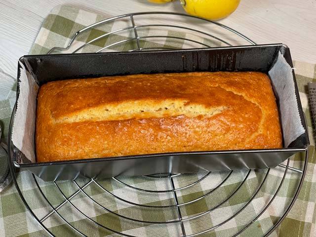plumcake senza uova nello stampo appena sfornato