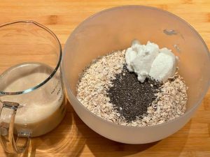 ingredienti degli overnight oats con fiocchi di avena e semi di chia