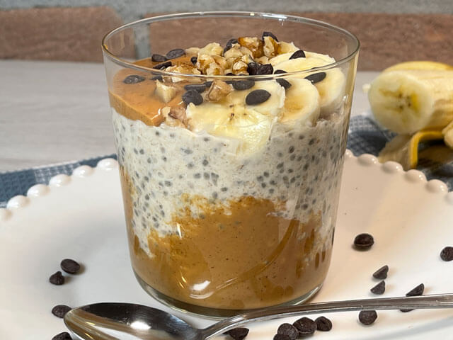 overnight oats con cioccolato e banane nel bicchiere