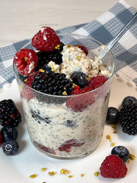 overnight oats con frutta fresca e granella di pistacchi