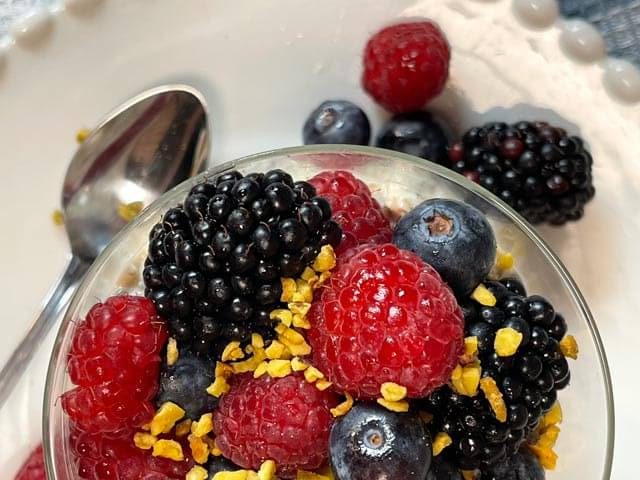 frutti di bosco come topping per overnight oats senza cottura