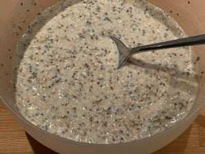 preparazione degli overnight oats con fiocchi di avena