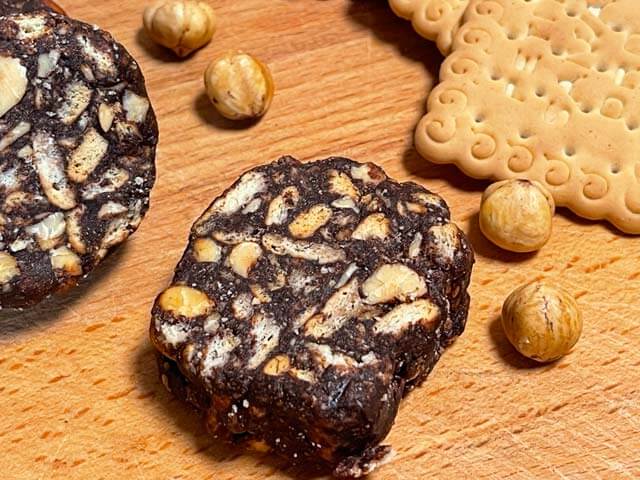 fetta del salame al cioccolato vegano con nocciole