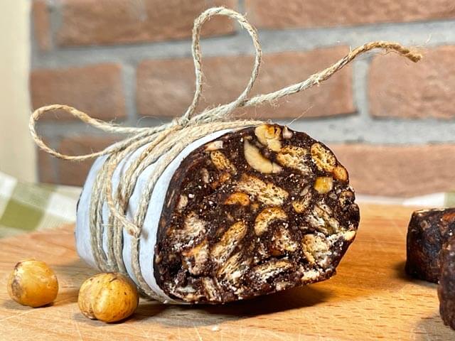 salame di cioccolato vegano legato con lo spago