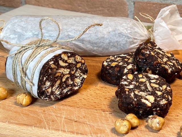salame al cioccolato senza burro e uova a fette sul tagliere