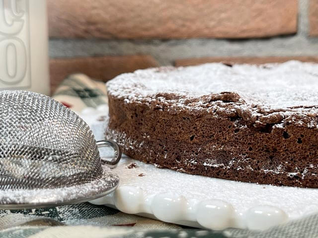 torta tenerina senza glutine decorata con zucchero a velo