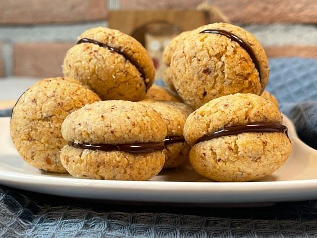 baci di dama senza glutine farciti con cioccolato fondente