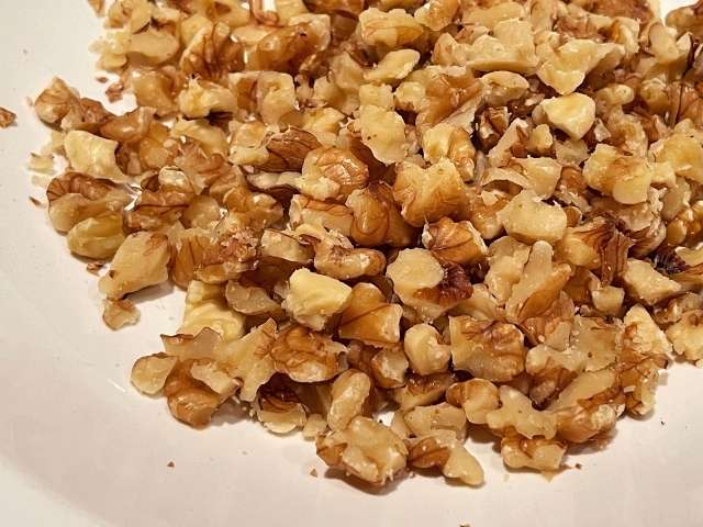 noci spezzettate per il banana bread leggero senza burro