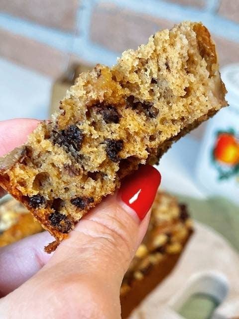 alveolatura della fetta del banana bread con olio e senza burro