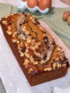 banana bread senza burro sul tagliere pronto da affettare