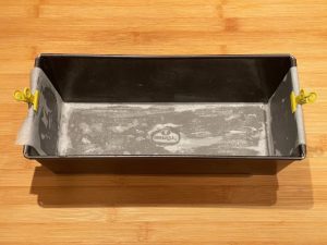 stampo da plumcake per banana bread rivestito con carta forno
