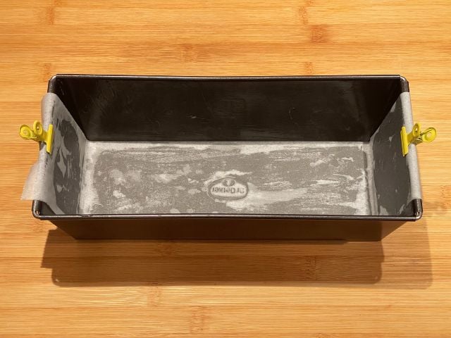 stampo da plumcake per banana bread rivestito con carta forno