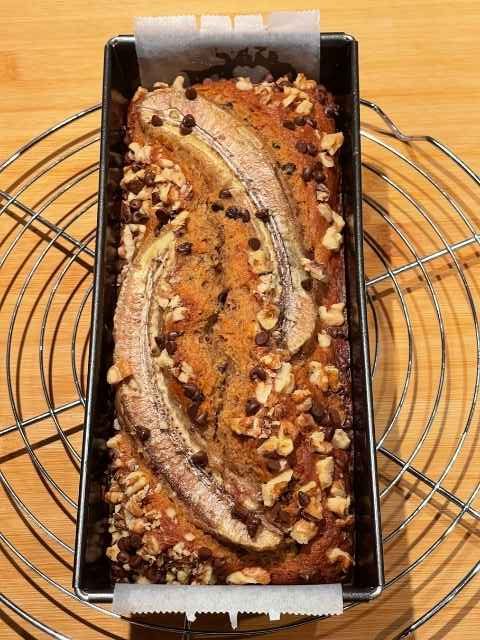 banana bread senza burro appena sfornato sulla griglia