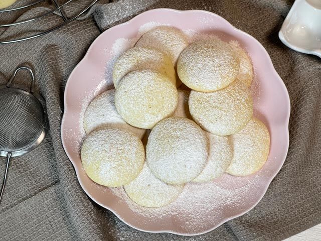 biscotti morbidi al burro spolverati di zucchero a velo