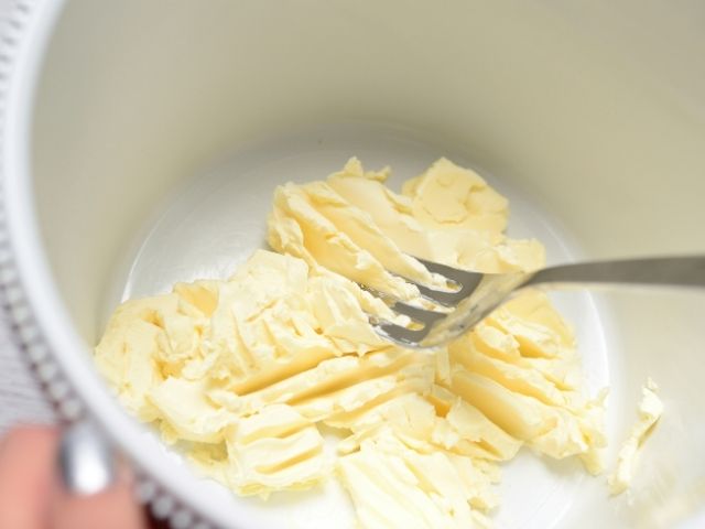 Burro in pomata facile da lavorare con la forchetta