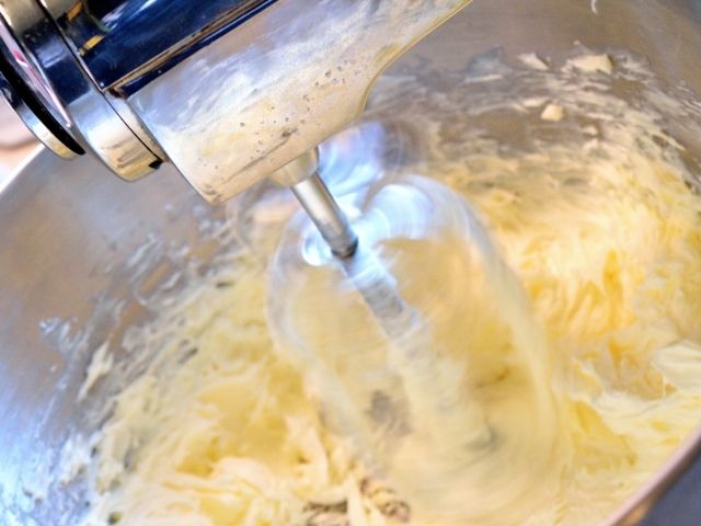 Burro a pomata montato con un frullino elettrico