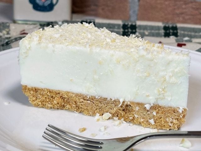 fetta di cheesecake fredda con latte condensato e Philadelphia