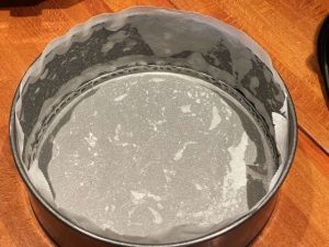 tortiera a cerniera diametro 20 foderata di carta forno