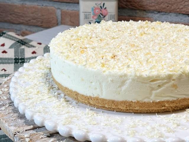cheesecake con latte condensato decorata con riccioli di cioccolato bianco