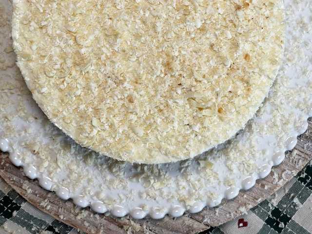 cheesecake con latte condensato coperta di cioccolato bianco