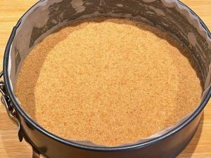 fondo perfettamente compatto di biscotti e burro della cheesecake