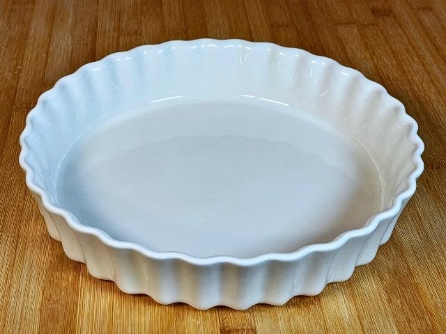 tortiera a bordi alti utilizzata per il clafoutis di pesche