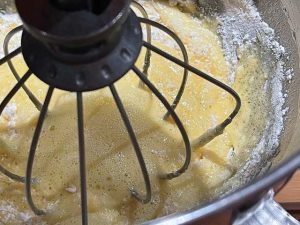 impasto di uova, burro e farina del clafoutis di pesche