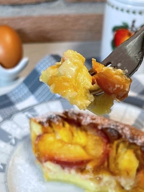 forchettata di clafoutis di pesche morbido e cremoso