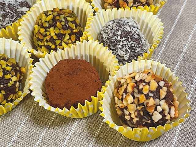 tartufini con biscotti al cioccolato nei mini pirottini