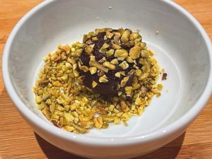 decorazione con granella dei tartufi al cioccolato con biscotti