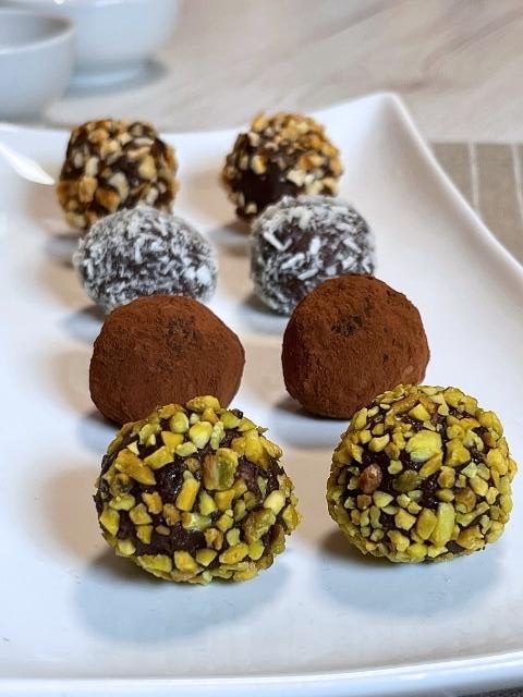 quattro varietà di tartufi al cioccolato con biscotti