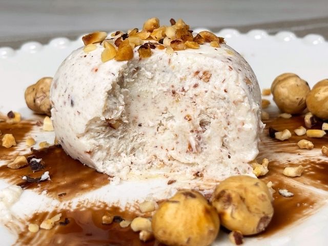 Semifreddo alla nocciola servito con granella di nocciole