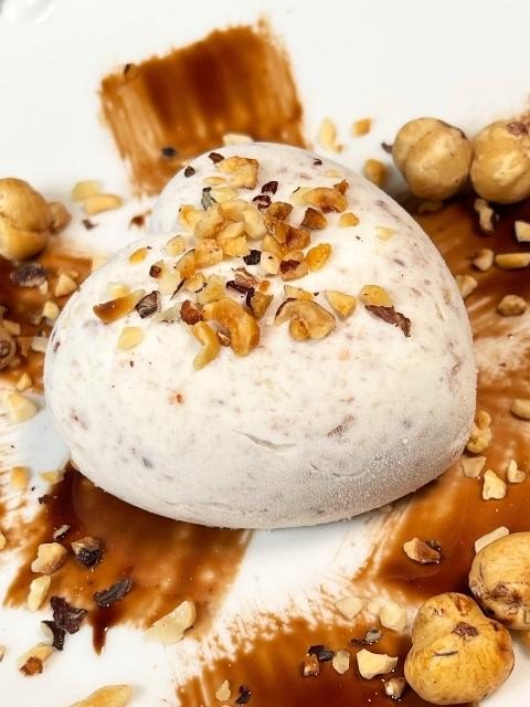 Semifreddo alle nocciole servito con cioccolato e nocciole