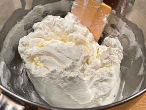 Panna montata con zucchero e mascarpone